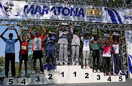  Os quenianos foram os grandes vencedores da 6ª edição da Maratona Internacional de Foz do Iguaçu. Ednah Mukhwana no feminino e David Kiprono Metto, no masculino garantiram o primeiro lugar da prova disputada no domingo, dia 30 de Setembro, em Foz do Iguaçu / Foto: Divulgação